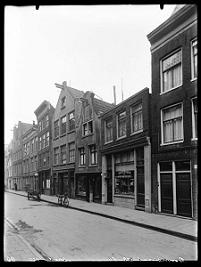 De Boomstraat in 1937. Voor nr. 80 de handkar