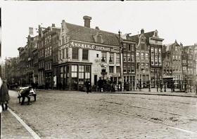 Korte Prinsengracht nummer 27 t/m 47 bij hoek met Haarlemmerstraat in 1906