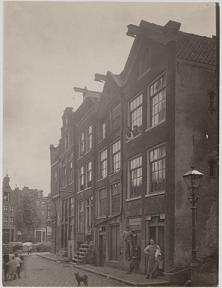 De Palmstraat met de ingang van de Wijde Gang rond 1920