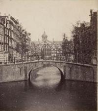 De Warmoesgracht in 1864, met zicht op het Koninklijk Paleis